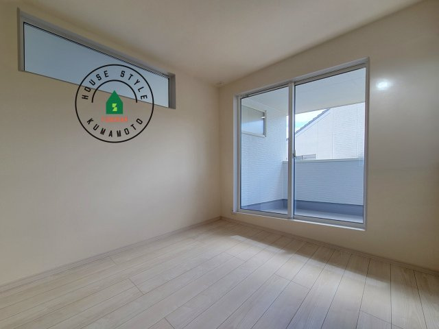 熊本市東区長嶺東第6₋3棟(1号棟)の内観：施工例|採光良好な洋室は全居室、複層ガラスの遮熱効果と断熱効果で、一年中快適に過ごせます。