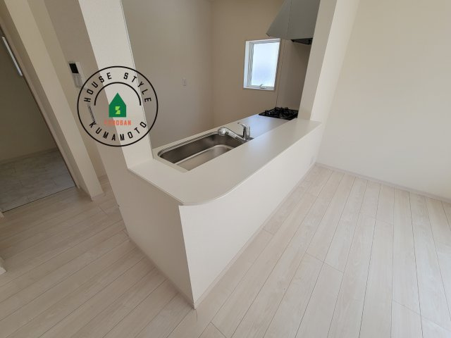 熊本市東区長嶺東第6₋3棟(1号棟)の内観：施工例|キッチンから立ち込める香りが今日の料理を期待させます。