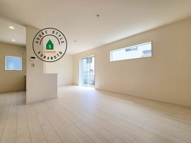 熊本市東区長嶺東第6₋3棟(1号棟)の内観：施工例|キッチンからリビングをしっかり確認できます。家族の笑顔があふれる空間になりそうですね。