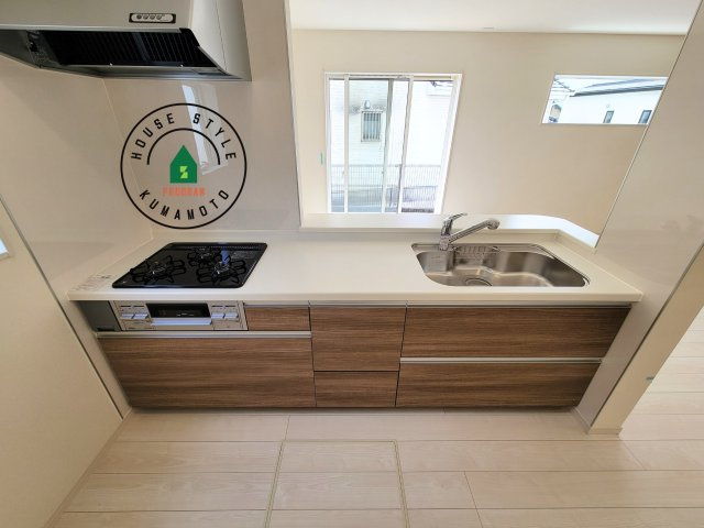 熊本市東区長嶺東第6₋3棟(1号棟)の内観：施工例|ご家族を近くに感じられる対面キッチンのLDK。会話もはずみそうですね。