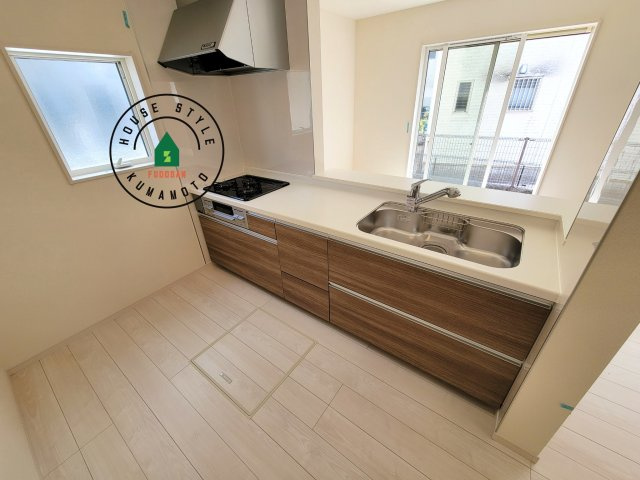 熊本市東区長嶺東第6₋3棟(1号棟)の内観：施工例|ダイニングテーブルへの配膳がラクラク、お料理はかどるカウンター付きシステムキッチン！