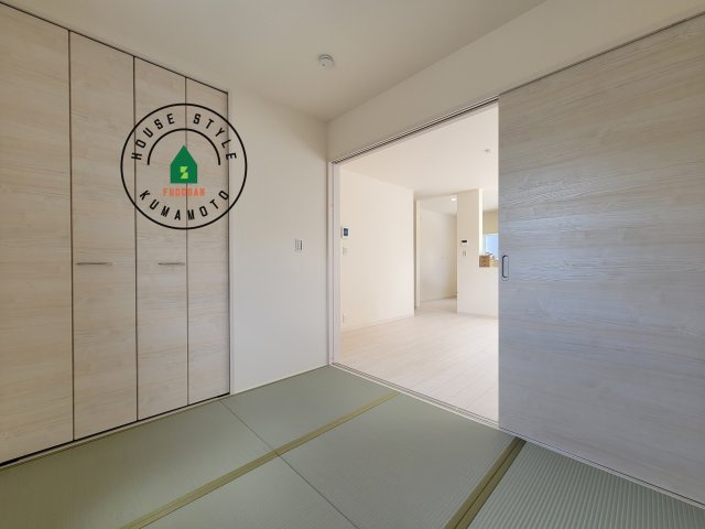 熊本市東区長嶺東第6₋3棟(1号棟)の内観：施工例|和室を上手に活用すると暮らし方の幅が広がります。例えば普段は開け放して、子供の小さいうちはお昼寝や遊びのスペースに。畳はソフトなので転んでもケガをしにくく安心です