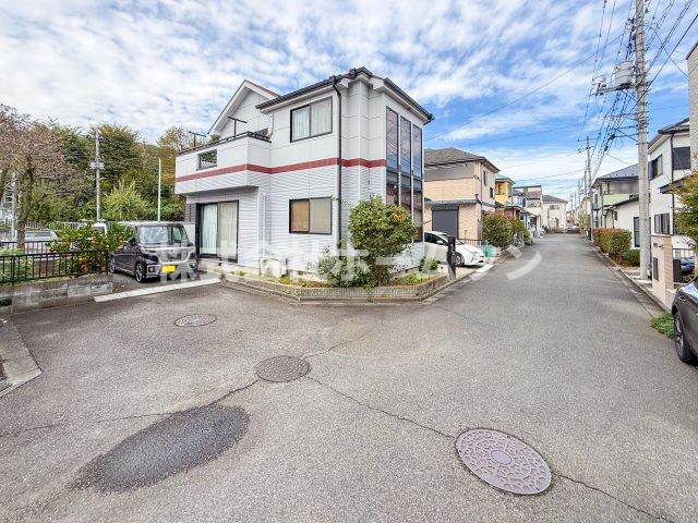 青梅市友田町　中古戸建の前面道路含む現地写真