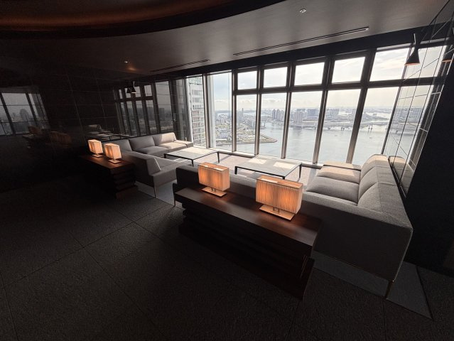 SUN T棟 48階 SKY LOUNGE URBARN
シティビューをコンセプトにしたラグジュアリー空間、季節や時間によって表情を変える都心を一望、アルコールを提供するバーを併設しています。