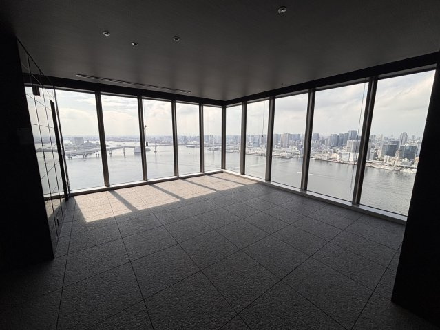 SUN T棟 48階 SKY LOUNGE URBARN
シティビューをコンセプトにしたラグジュアリー空間、季節や時間によって表情を変える都心を一望、アルコールを提供するバーを併設しています。