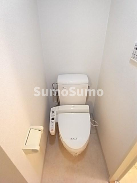 シャンブル杭瀬のトイレ|独立洗面化粧台付き