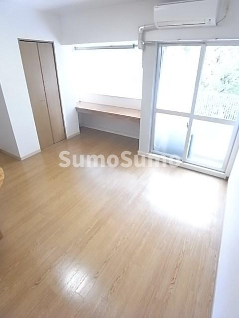 シャンブル杭瀬の寝室|広くて明るい寝室