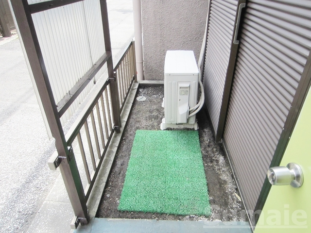 ヒルズＢのバルコニー|玄関前のスペースです☆