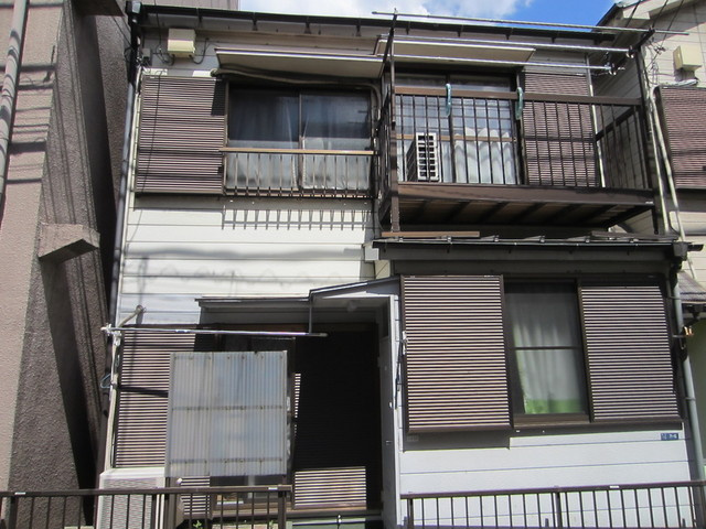 ヒルズＢのエントランス|とっても明るい居室空間です。