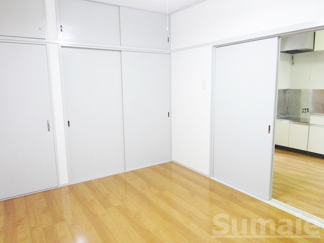 ヒルズＢの居間・リビング|ＤＫとの間が引き戸なので広々使えますね♪