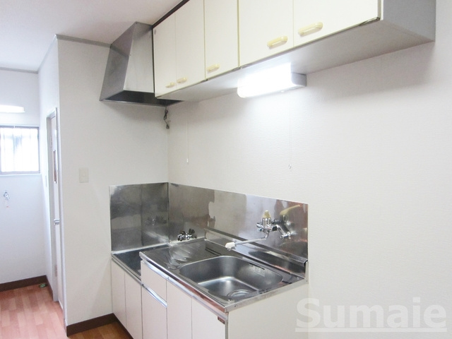 ヒルズＢのキッチン|キッチンです。吊戸棚があり収納たっぷりできます♪