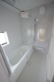 【内観：施工例】 | 【仲介手数料無料！！】府中市住吉町3丁目　新築戸建て（全7棟）E号棟　5290万円 | 浴室1616サイズ