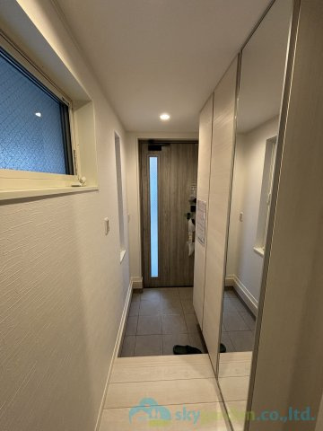 平塚市夕陽ケ丘　未入居戸建　全2棟B号棟の玄関