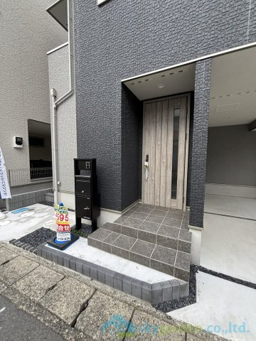 平塚市夕陽ケ丘　未入居戸建　全2棟B号棟の玄関