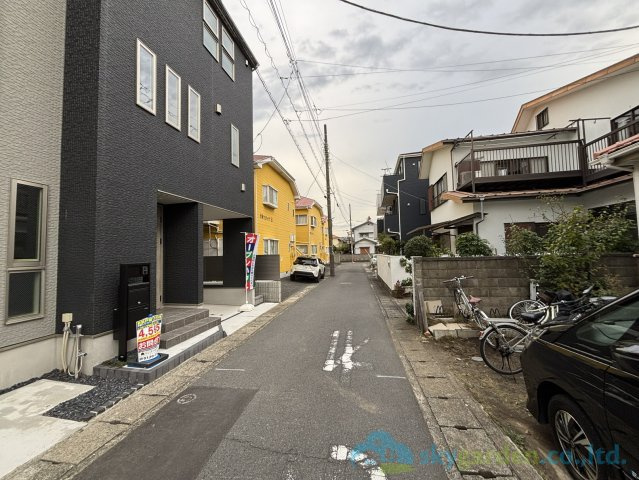 平塚市夕陽ケ丘　未入居戸建　全2棟B号棟の前面道路含む現地写真