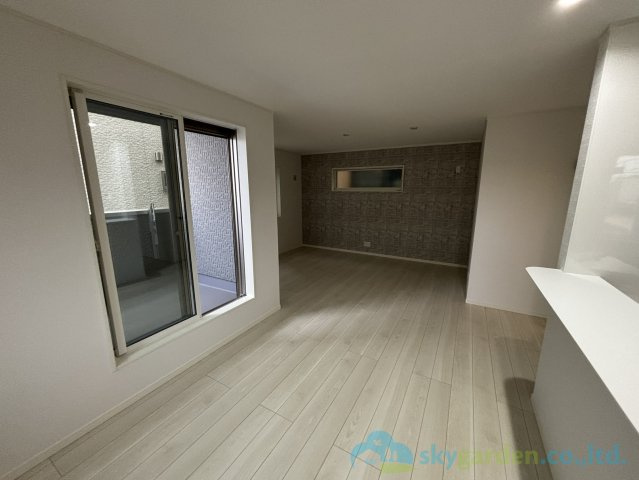 平塚市夕陽ケ丘　未入居戸建　全2棟B号棟の居間・リビング