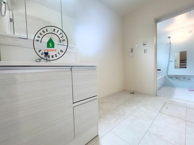 熊本市東区長嶺東第6₋3棟(2号棟)の内観：施工例|ゆとりの洗面スペースで朝の身支度もスムーズに。暮らしを快適に変えるシャワー付洗面台です！