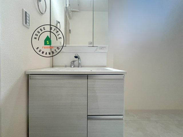 熊本市東区長嶺東第6₋3棟(2号棟)の内観：施工例|毎日使うものだから清潔な空間を保ちたい水回り。洗面にはそんな願いを解消させてくれる収納アイデアが満載です。三面鏡の裏側にはキャビネットが現れ小物から背の高い物まで収納できます。