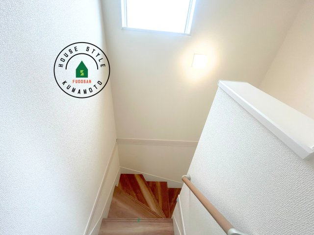 熊本市東区長嶺東第6₋3棟(2号棟)の内観：施工例|＜手すり付階段＞手すりがないと階段の昇り降りで危険なことはもちろん、壁に手をつきながら歩くことで壁紙が汚れやすくなります。すべての方に快適に昇り降りしていただくため、手すりを設置しました。