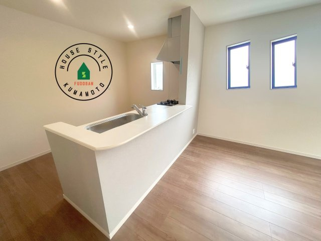 熊本市東区長嶺東第6₋3棟(2号棟)の内観：施工例|キッチンから立ち込める香りが今日の料理を期待させます。