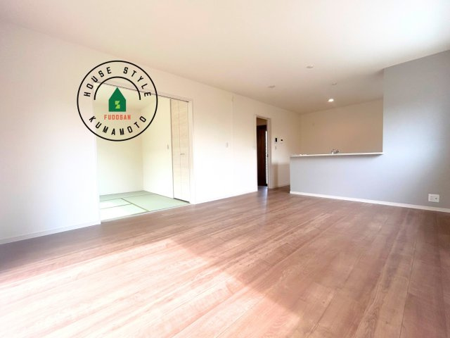 熊本市東区長嶺東第6₋3棟(2号棟)の内観：施工例|キッチンからリビングをしっかり確認できます。家族の笑顔があふれる空間になりそうですね。