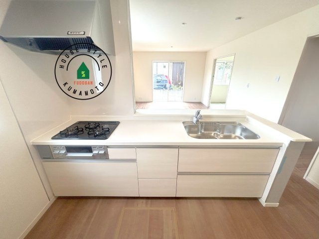 熊本市東区長嶺東第6₋3棟(2号棟)の内観：施工例|ご家族を近くに感じられる対面キッチンのLDK。会話もはずみそうですね。