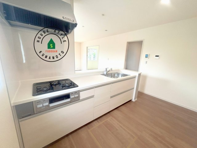 熊本市東区長嶺東第6₋3棟(2号棟)の内観：施工例|ダイニングテーブルへの配膳がラクラク、お料理はかどるカウンター付きシステムキッチン！