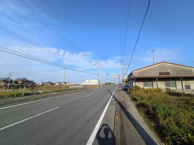 西条市小松町妙口甲12-4の前面道路含む現地写真