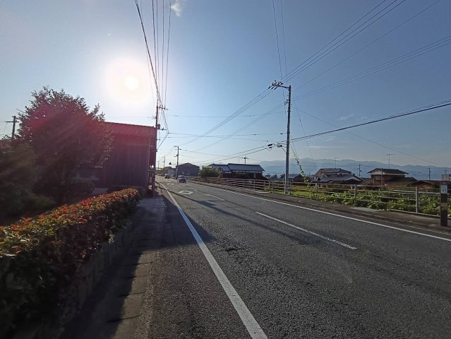 西条市小松町妙口甲12-4の前面道路含む現地写真