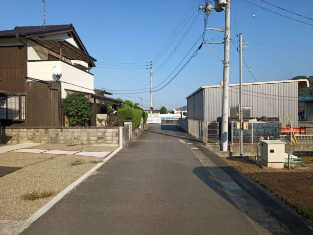 西条市洲之内甲1104-6　中古住宅の前面道路含む現地写真