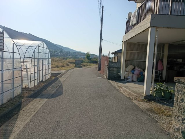 西条市洲之内甲1104-6　中古住宅の前面道路含む現地写真