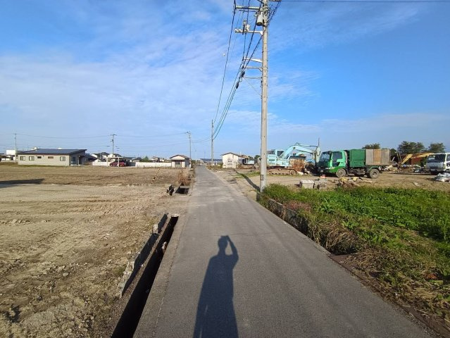 西条市周布880-2　売土地の前面道路含む現地写真