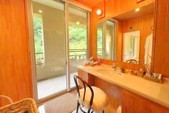 水明荘の洗面所|大きな窓のある開放的な空間