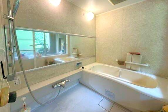 水明荘の浴室|浴室にも窓