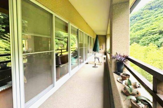 水明荘のバルコニー|まるで傘が踊っているよう