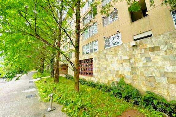 水明荘の周辺|建物を囲う植木