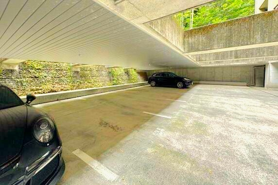 水明荘の駐車場|雨よけを兼ねた駐車場