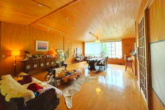 水明荘の居間・リビング|木のぬくもりを感じるようです