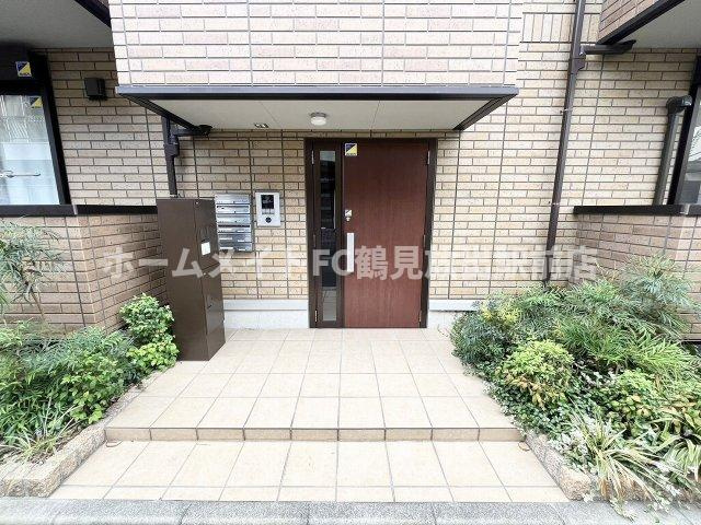 東大阪市稲田新町２丁目のアパートのエントランス