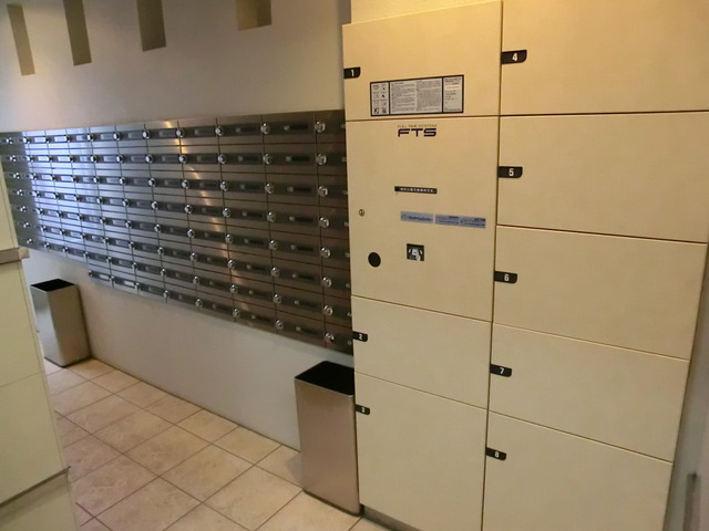 ＴＨＥパームス新小岩のロビー|集合ポストと宅配ボックスです♪