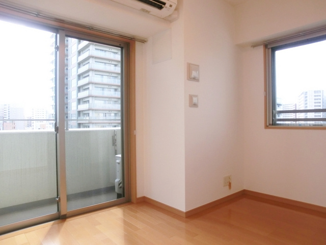 ＴＨＥパームス新小岩の居間・リビング|角部屋☆２面採光のお部屋です。