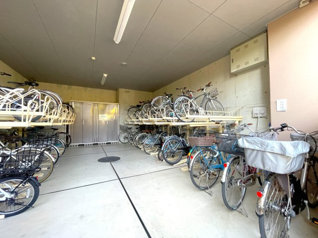 アルファステイツ梅ノ辻のその他共用部分|敷地内に駐輪場はきれいに整理整頓されています。