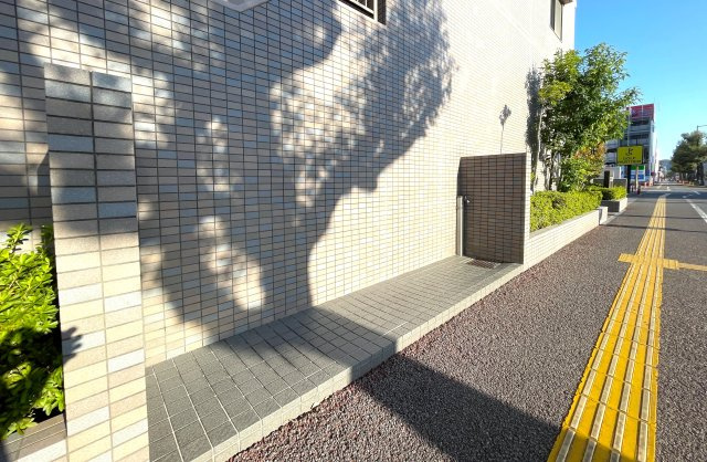 アルファステイツ梅ノ辻の外観|電車通り沿いの便利な立地です。