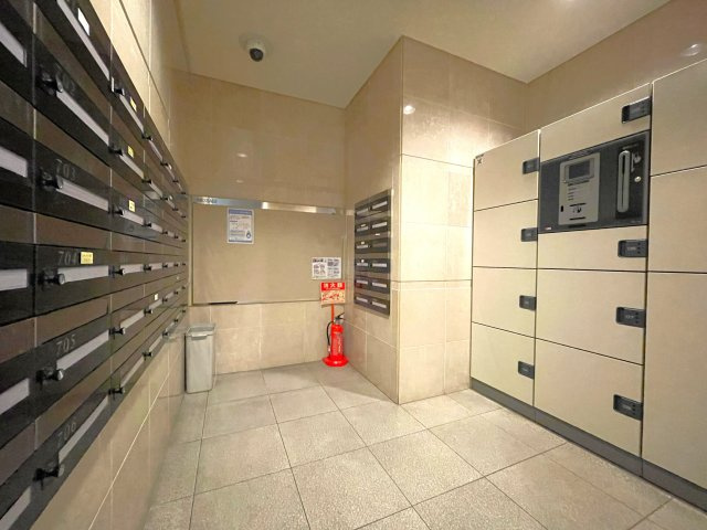 アルファステイツ梅ノ辻のその他共用部分|メールルームには宅配ボックスが設置されており、不在時の荷物の受け取りにも便利です。