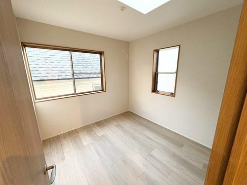 日野町中古戸建の洋室