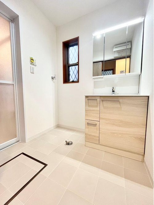 日野町中古戸建の独立洗面台