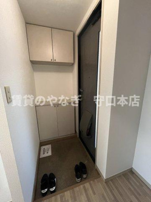 【玄関】 | 八雲ハイツ | 収納もある玄関です