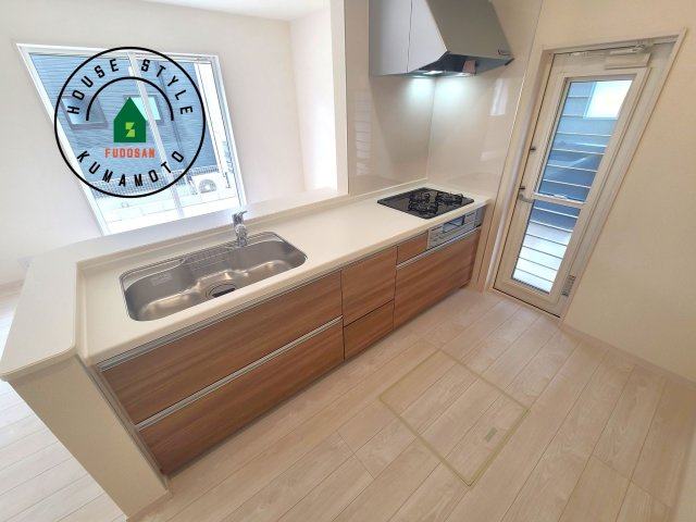 熊本市東区長嶺東第6₋3棟(3号棟)平屋の内観：施工例|ご家族を近くに感じられる対面キッチンのLDK。会話もはずみそうですね。