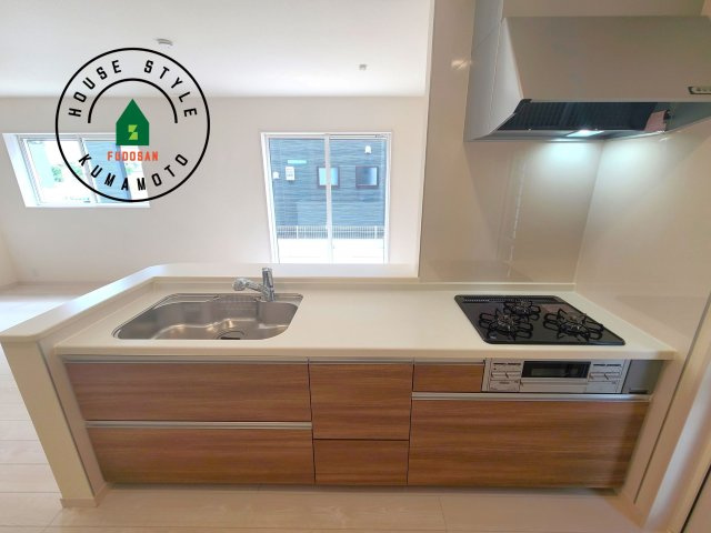 熊本市東区長嶺東第6₋3棟(3号棟)平屋の内観：施工例|ダイニングテーブルへの配膳がラクラク、お料理はかどるカウンター付きシステムキッチン！