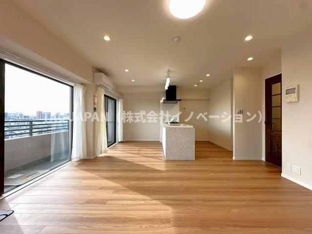 ルイシャトレ綾瀬の居間・リビング|【広々ＬＤＫ１６．９帖】 キッチンやお風呂・洗面など水回りの設備機器はもちろん、床や壁・天井やコンセントやスイッチ類まで全て新品交換したフルリフォームを行い、立地に見合う上質な居住空間を創造しています